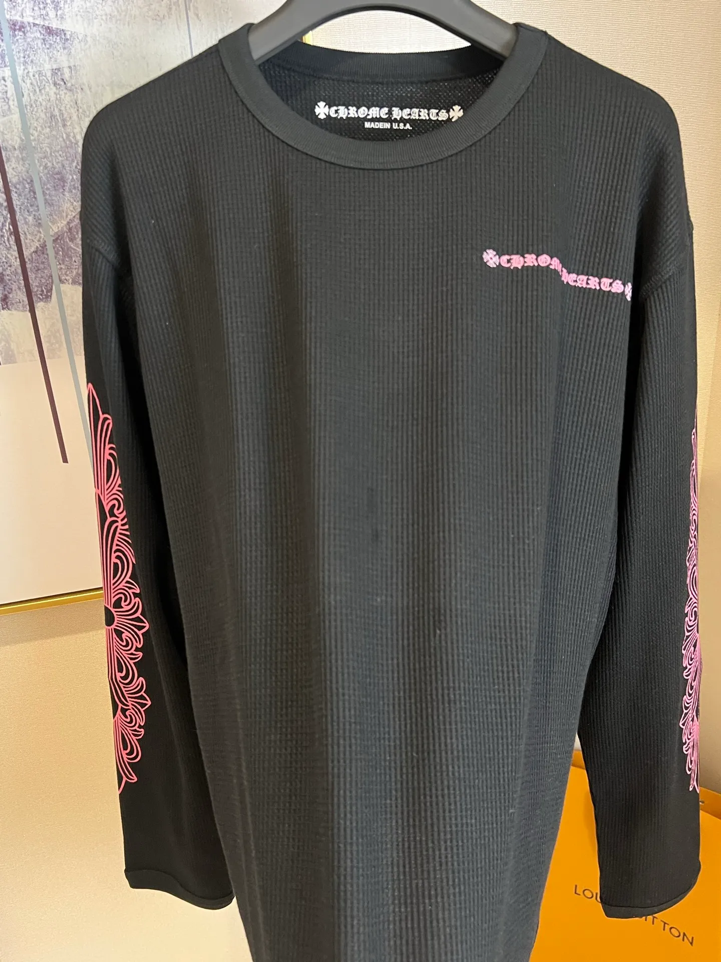 P230 Size: S/M/L single color, same style for men and women Chrome Hearts 22FW Chrome Hearts waffle letter printed long-sleeved T-shirt, the first clues can be seen from the release of Chrome Hearts 25 spring and summer new style📝This year's micro-profile items are definitely the dark horse of the trend The crisp feeling brought by the special nature of waffle fabric coincides with the rising fashion trend in autumn and winter. In addition to layering in autumn and winter, there are already many celebrities/trend bloggers wearing them. Family members with a keen sense of fashion, come and choose! !  ⚠️It is recommended to dry clean or wrap it inside the laundry bag and machine wash it in cold water quickly!
